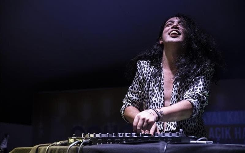 Dj Ali Taş ile 90’lar 2000’ler Türkçe Pop Gecesi — Holly Stone Performance Hall Denizli etkinlik görseli